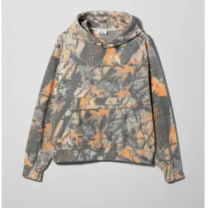Säljer denna mysiga weekday hoodie för 170kr. Aldrig använd, så det finns inga defekter. Säljer den för att jag inte har plats längre i min garderob.  Nypris: 360kr på Asos Färger: orange och grå Dm för mått eller fler bilder☺️