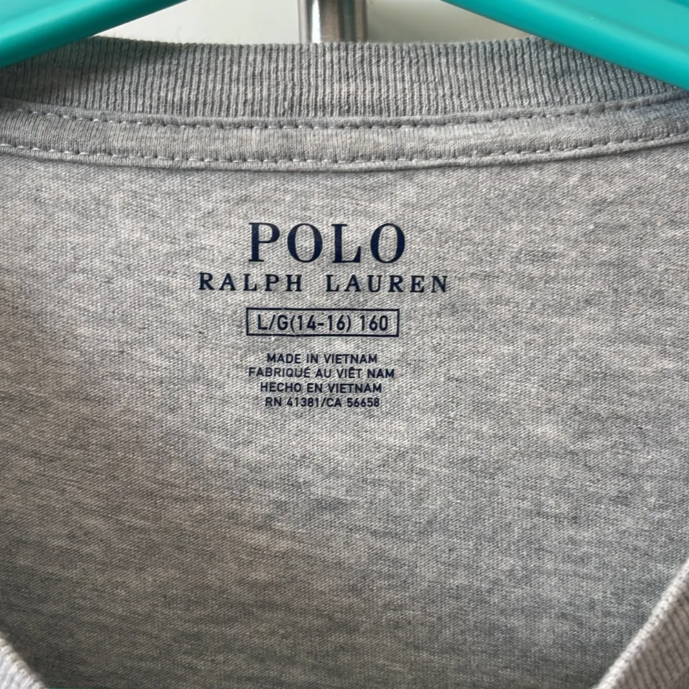 En polo bear grå Long sleeve tröja. Storlek 14-16 (L), passar som en xs/s. Toppar.