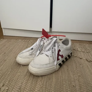 Off white sneakers - Sneakers från off white Använda men fortfarande mycket att ge Nypris ca 2000kr