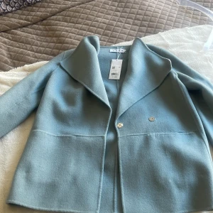 Ny jacka från WERA - Här är helt ny och oanvänd jacka från WERA. Storlek 38.  Säljer då denna är för liten för mig.  Ordinarie pris 1499kr