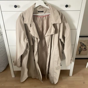Oversized trenchcoat - Säljer denna fina trenchcoaten i storlek 2XL så den är oversized på M🫶🏻🫶🏻🫶🏻