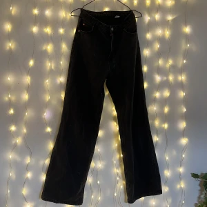 Vida jeans - Detta är ett par svarta lite urtvättade jeans, de är vida och sitter snyggt på. Andledningen till att jag säljer dem är för att de blivit försmå för mig. Storleken är ganska liten i jämförelse men andar byxor/jeans i storlek 36