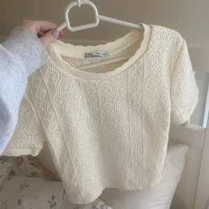 Stickad tshirt zara - Säljer denna stickade/virkade tshirten från zara, använd en gång