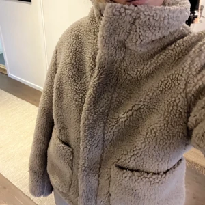 Teddyjacka - Jättefin helt ny teddyjacka köpt på sellpy, aldrig använd och perfekt till våren!❤️‍🔥