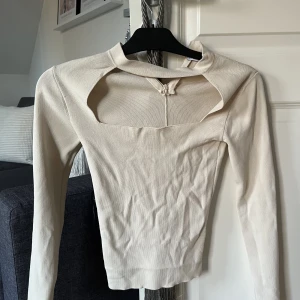 Zara topp med choker  - Säljer denna fina toppen från Zara med choker då den inte kommer till användning längre. Den är köpt för nästan ett år sedan och är i storlek S🫶🏼