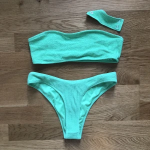 Grön bikini  - Grön bikini från Gina Tricot i bra skick, storlek 36/S, obs, skulle säga att färgen är en aning grönare än på bilden🫶🫶