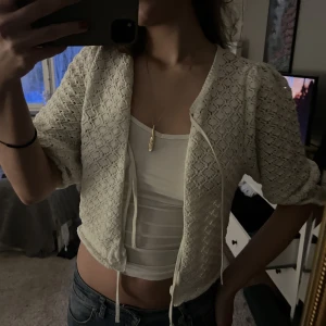 Kofta  - Super snygg stickad/virkad kofta från Zara. Använd fåtal gånger och super fint skick. 