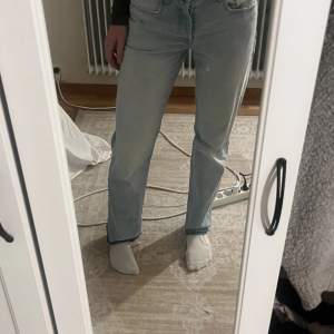 Mid waist jeans från Zara, dock är dom sprättade längs ner men är i bra skick❤️‍🔥 300kr inkl frakt