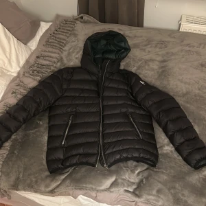 Colmar jacka - Säljer nu min svarta colmar jacka i storlek 50. Den sitter bra på mig som är 170 och oftast har S/M i de flesta jackorna. Jackan är perfekt på vintern/våren då den är ganska tjock❤️skulle säga att den är i nyskick💗kom privat för fler bilder!