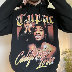 2pac hoodie - Tupac hoodie  Fickor  Tecken på användning Oversize L  Modell 195cm Skriv dm för frågor och bilder