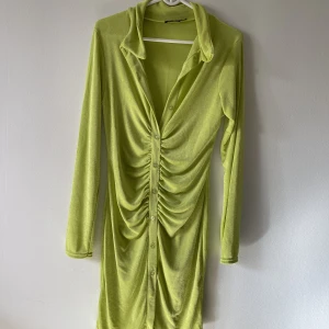 Snygg limefärgad klänning 🔥 - Limefärgad stretchig klänning från Boohoo storlek 40 men passar även en 38 och en 42 i storlek, använd endast en gång! 