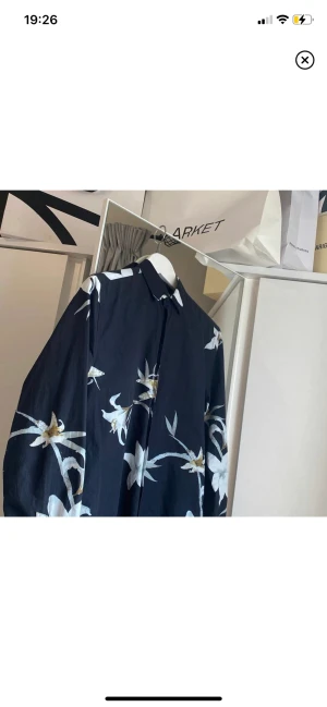 Skjorta - Skjorta från visual clothing project nypris 1200. Bra skick. Storlek xs men stor i storleken jag bär vanligtvis s/m