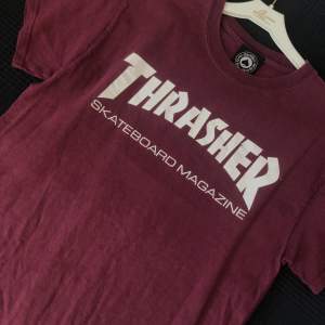 Vinröd thrasher t-shirt, använd men bra skick! Nypris 500kr💖