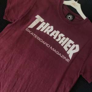 Thrasher t-shirt - Vinröd thrasher t-shirt, använd men bra skick! Nypris 500kr💖
