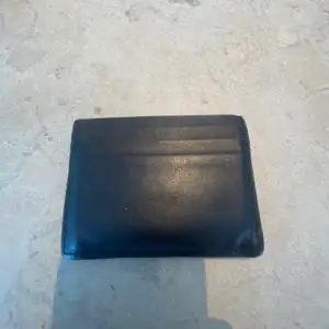 En helt vanig Calvin Klein plånbok. Använd runt 10 gånger. Skick 6.5/10.  Pris kan diskuteras vid snabb affär