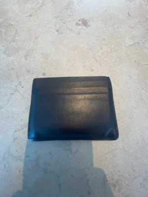 Plånbok - En helt vanig Calvin Klein plånbok. Använd runt 10 gånger. Skick 6.5/10.  Pris kan diskuteras vid snabb affär