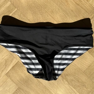 Bikini Bottom  - lululemon bikiniunderdel. vändbar till ränderna. super söt och bra kvalitet