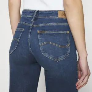 Säljer dessa lågmidjade Lee jeans billigt då de aldrig e använda. Säljs för 999 kr men kan variera. Fått de av en släkting sp har ej kvitto. Finns dock en defekt att lee märket där bak gått av därför säljs de billigt. Pris kan diskuteras💓
