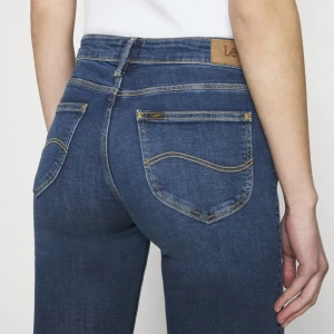Lee jeans lågmidja - Säljer dessa lågmidjade Lee jeans billigt då de aldrig e använda. Säljs för 999 kr men kan variera. Fått de av en släkting sp har ej kvitto. Finns dock en defekt att lee märket där bak gått av därför säljs de billigt. Pris kan diskuteras💓