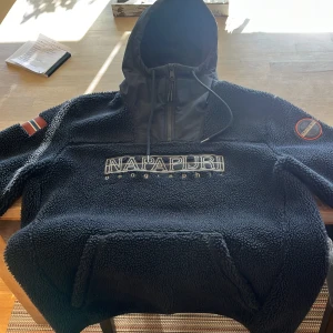 Napapijiri jacka - Köpt i oktober. Toppskick. Använd ca 5 gånger.  Nypris 2000kr Priset kan ändras vid snabb affär.