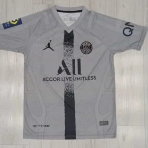 Psg t shirt  - Säljer denna 22/23 psg tröjan som aldrig används pga stor i storlek. Mbappe på ryggen. Köparen står för frakten. 