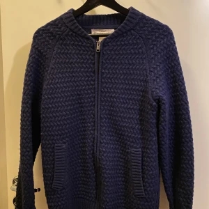 Marinblå cardigan  - stickad cardigan med dragkedja /100kr/ storlek S