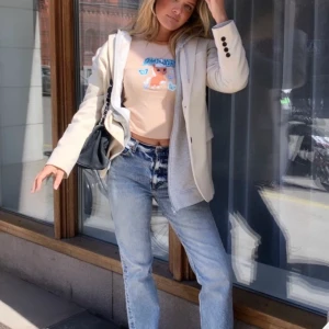 Flared high waist jeans &other stories - Jättefina blå jeans med utsvängning från &other stories. Första bilden är lånad från Frida Tordhags instagram. De är i mycket bra skick. Säljer pga lite för stora för mig