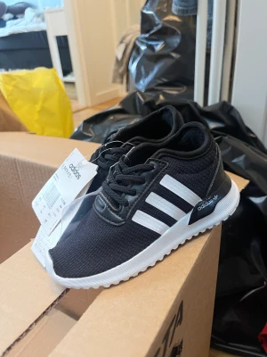Adidas skor barn - Oanvända barn skor  Storlek 25  Finns i ett djur och rökfritt hem 