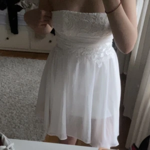 Studentklänning  - Säljer nu denna JÄTTE söta och fina studentklänning. Använd en gång. Som ny, inga skador. 