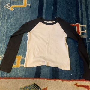 Tröja från H&M. Använd fåtal gånger  - Vitsvart topp 