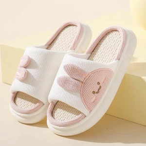 Inomhus skor - Ett par helt nya och oanvända inomhus tofflor! Dom är Suuuper sköna och mjuka att gå i. Säljer då vi råkade köpa alldeles för många 😅  Dom blir lite större ju mer man använder dom. Storlek 36-37❤️❤️