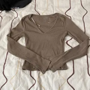 En jättefin brun tröja som jag säljer då jag har två. Denna är helt oanvänd. Den är i storlek xs men passar även de som har S. Är jättemjuk och jag älskar den. Har en öppning vid ärmarna (se bild). Köparen står för frakten ❤️