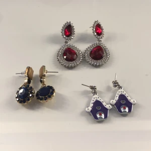 Örhängen  - Olika örhängen. Alla för 30 eller 15kr st.☺️