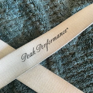 Peak performance bälte/skärp - Köpt på seconhand, nött men köpte det för jag tycker att det är snyggt då de är lite nött. Köpt på seconhand 