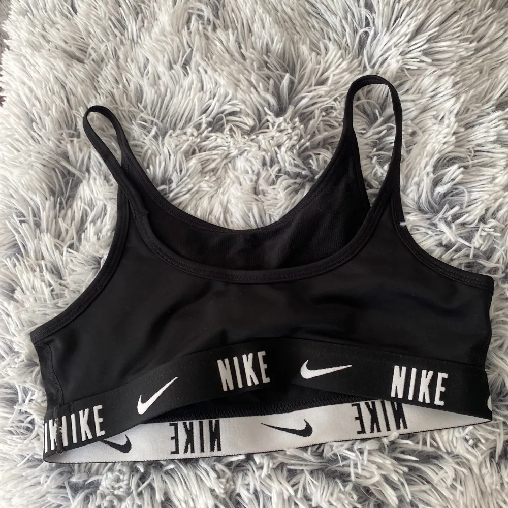 Nike träningsbh helt ny, använd max 2gånger💕. Övrigt.