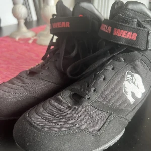 Gorilla wear gymskor  - Perfekta gymskor. Nyskick, stlk 44. Passade tyvärr inte sonen. Dustbag medföljer