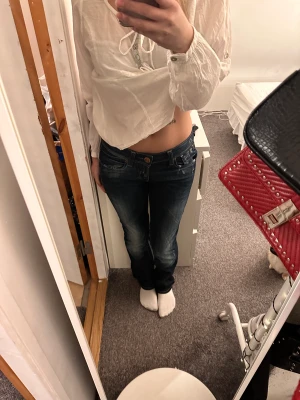 Lågmidjade jeans - Intresekoll på dessa fina lågmidjade jeans. Dem är i fint skick.