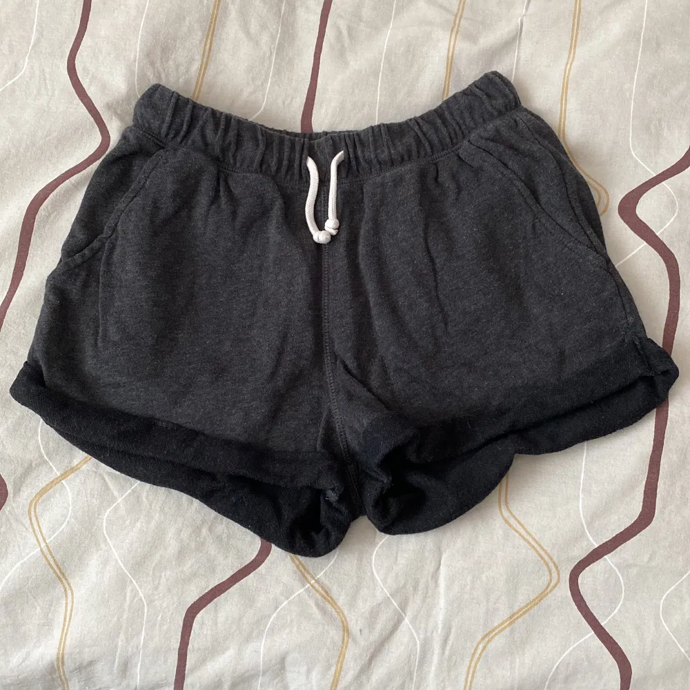 Jättefina och sköna shorts i storlek XS. Man kan använda de som pyjamas eller gå ut med dem. Köparen står för frakten ❤️. Shorts.