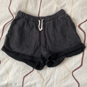 Mörkgråa shorts - Jättefina och sköna shorts i storlek XS. Man kan använda de som pyjamas eller gå ut med dem. Köparen står för frakten ❤️