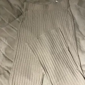 Utsvängda beiga byxor från Gina tricot i storlek S 