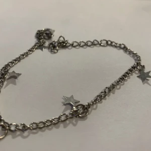 Silver armband  - Silver armband med stjärn berlocker, använd få gånger så i bra skick!