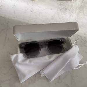 Säljer nu 04 gråa chimi solglasögon för 900kr. Helt nytt i skick eftersom knappt och sparsamt använt. Väskan, boxen och kvittot medföljer. 