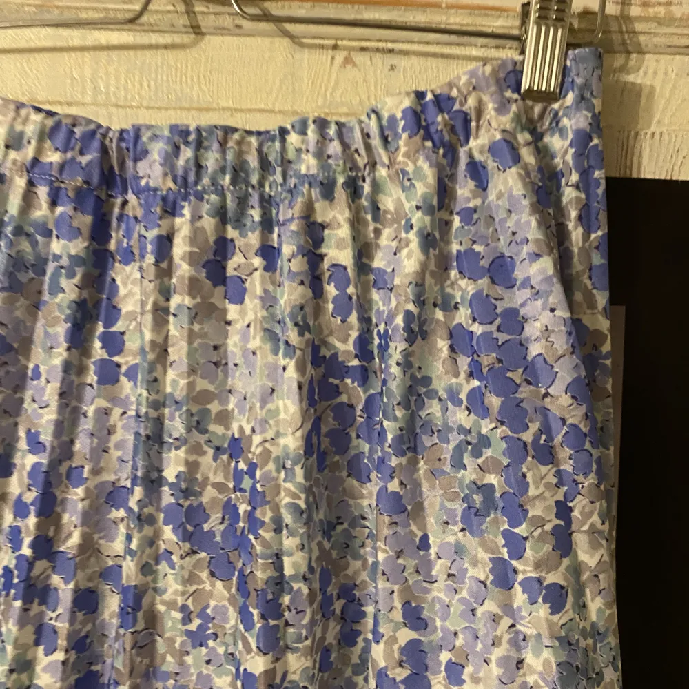 Vintage kjol jag köpt secondhand. Finns ingen storlek i men skulle säga s eller m. Halvlång. . Kjolar.