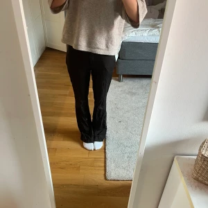 Kostymbyxor - Lågmidjade, långa kostymbyxor från Massimo Dutti med slits där nere på baksidan. De är endast använda några fåtal gånger så i nyskick. Nypris: 1000kr