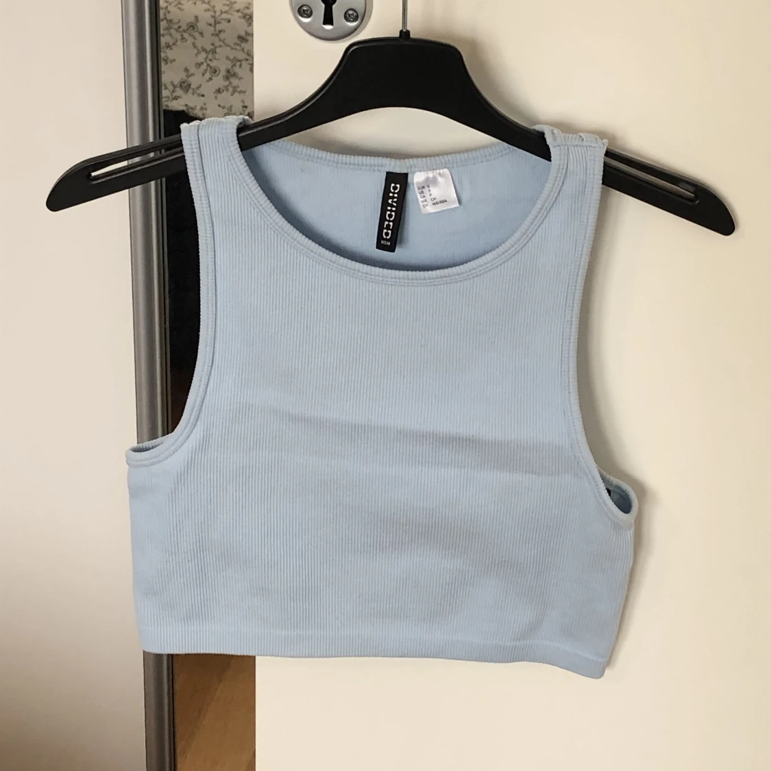 Ljusblått croppat linne