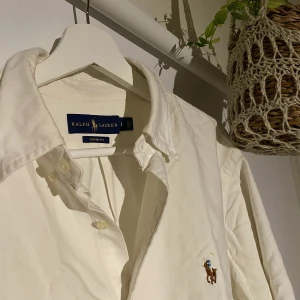 Ralph Lauren Skjorta  - Hej, säljer en krämvit skjorta från Ralph Lauren i storlek Large. Den är i väldigt bra skick utan fläckar och liknande. Passar perfekt inför varmare tider och sommaren. Nypris va runt 1500kr. Priset är inte hugget i sten. Hör av dig vid frågor. 