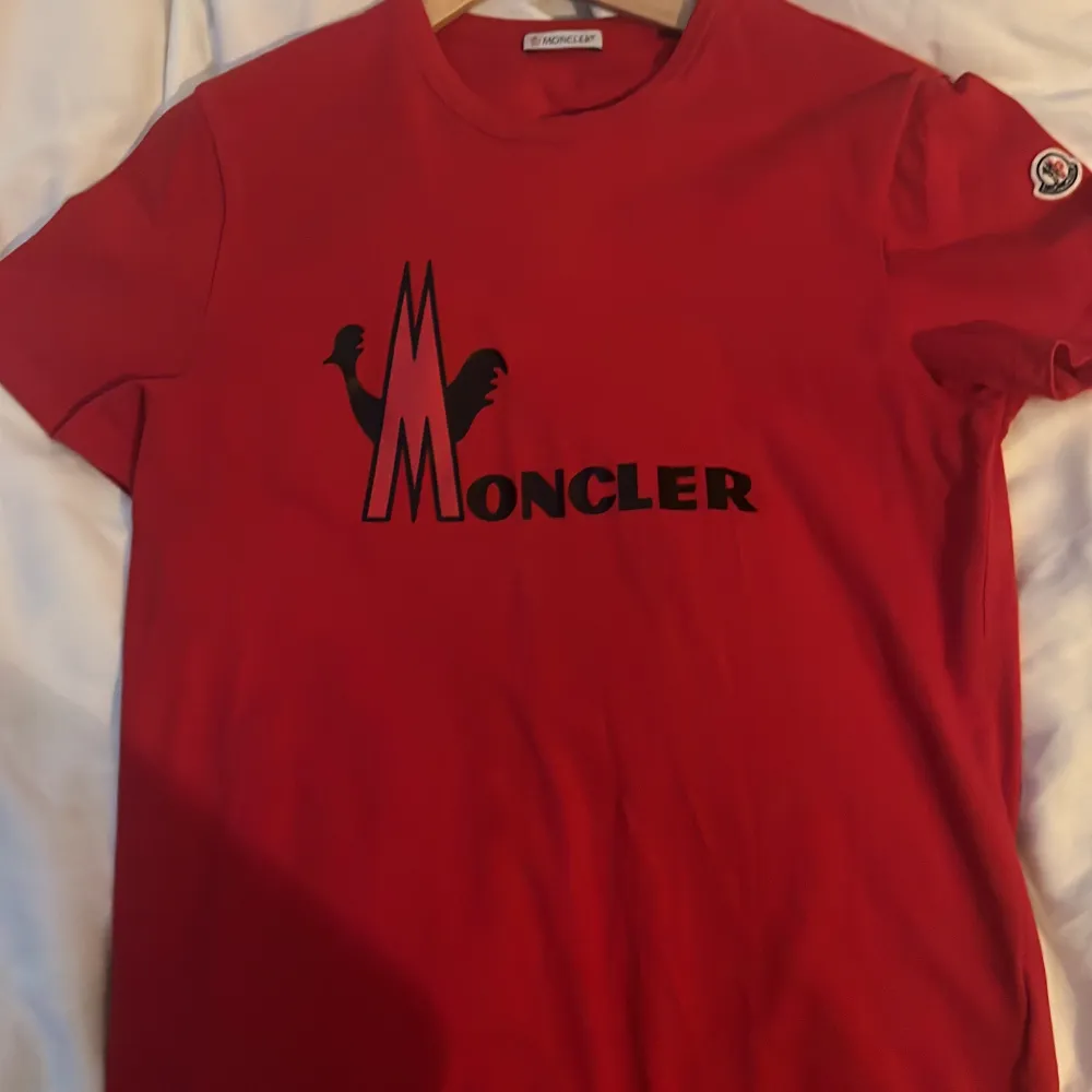 Moncler t shirt röd! Använd ett få tal gånger! Nypris 2500kr. T-shirts.