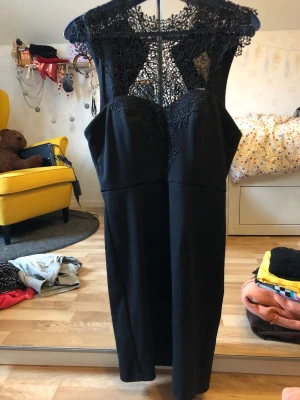 Svart klänning med spets - Köpt på second hand men aldrig använd, mycket gott skick 