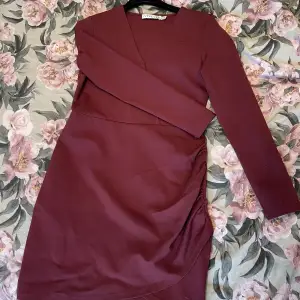 Säljer min Ivyrevel klänning, köpte den 2019 precis innan nyår och använde den endast då.  Minns inte alls vad den kostade när jag köpte den men priset kan diskuteras