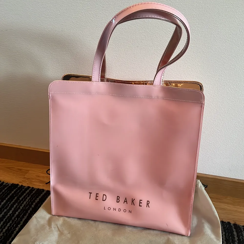 Rosa ted baker shoppingväska i rosa. 34cm hög, 34cm bred och 13cm djup. . Väskor.
